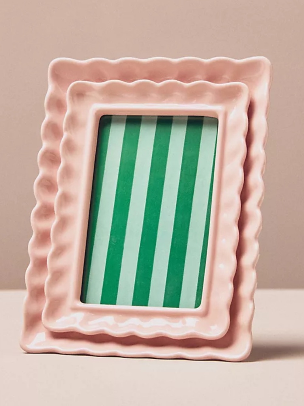 Maeve Scalloped Stoneware Picture Frame in Pink | 4 x 6 NWOT
